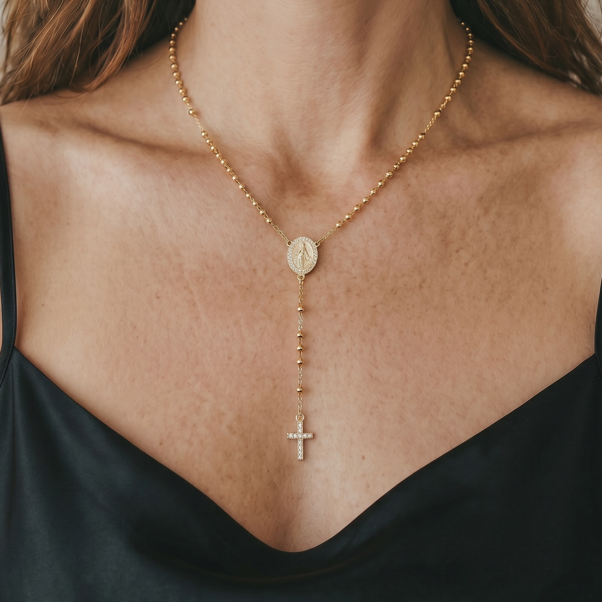 Woman wearing a gold necklace with a pendant