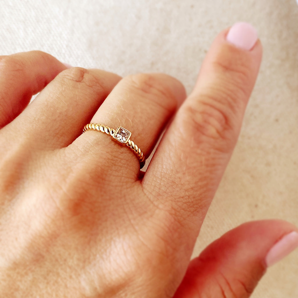 Mondsee 18k Gold Filled Twisted Solitaire Band With Cubic Zirconia Stone | 18k Gold Filled Jewelry