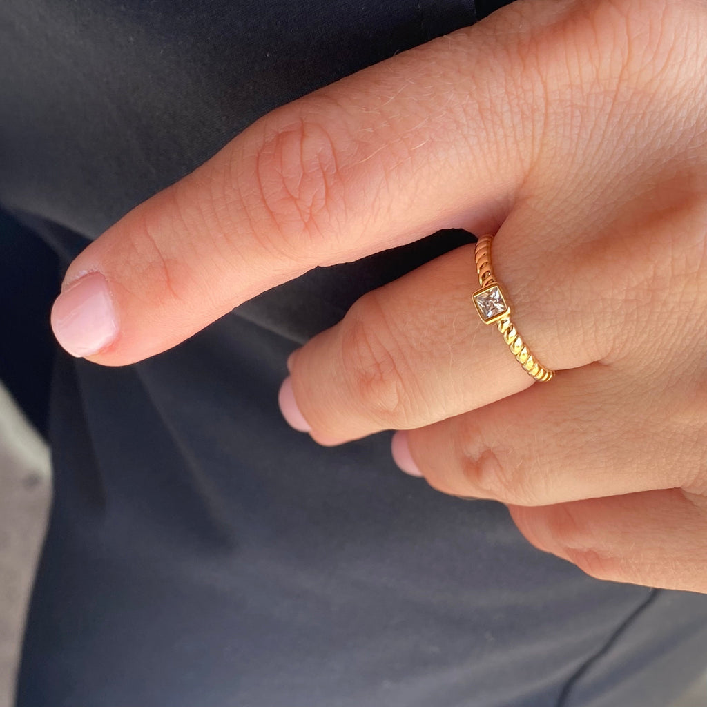 Mondsee 18k Gold Filled Twisted Solitaire Band With Cubic Zirconia Stone | 18k Gold Filled Jewelry